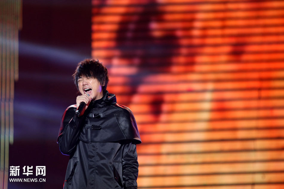 10月19日，歌手黎明在江阴举办的感恩心灵晚会上演唱。
